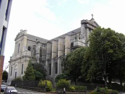 La rue Méaulens et la cathédrale Saint-Vaast