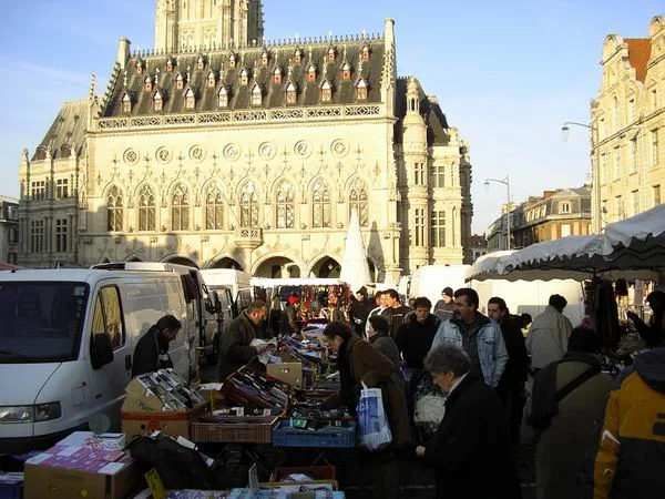 Le marché du samedi sur la place des Héros à Arras