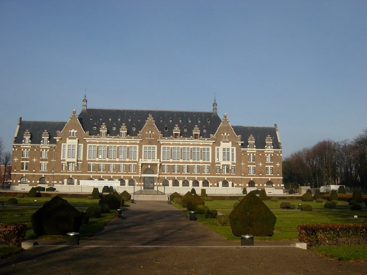 Façade des Grands Bureaux et allée centrale du jardin