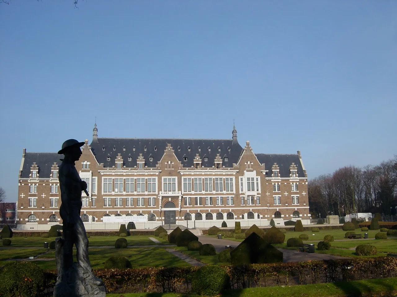 Les Grands Bureaux de la Société des Mines de Lens, avec la statue d'un mineur au premier plan