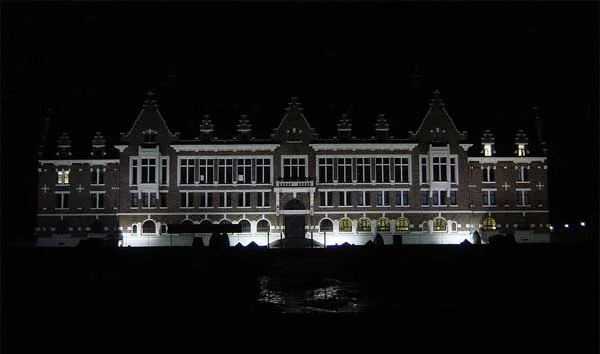 Les Grands Bureaux illuminés la nuit