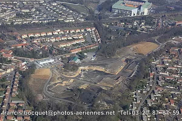 Vue aérienne du chantier du Louvre-Lens en mars 2010, stade Bollaert en haut