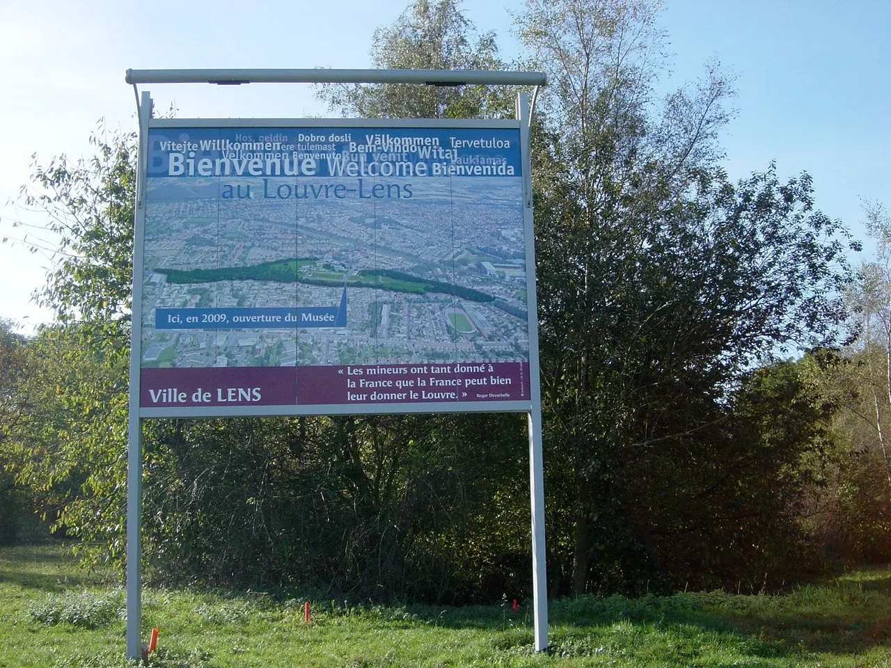Panneau Bienvenue au Louvre-Lens, Ici en 2009 ouverture du Musée, 2005