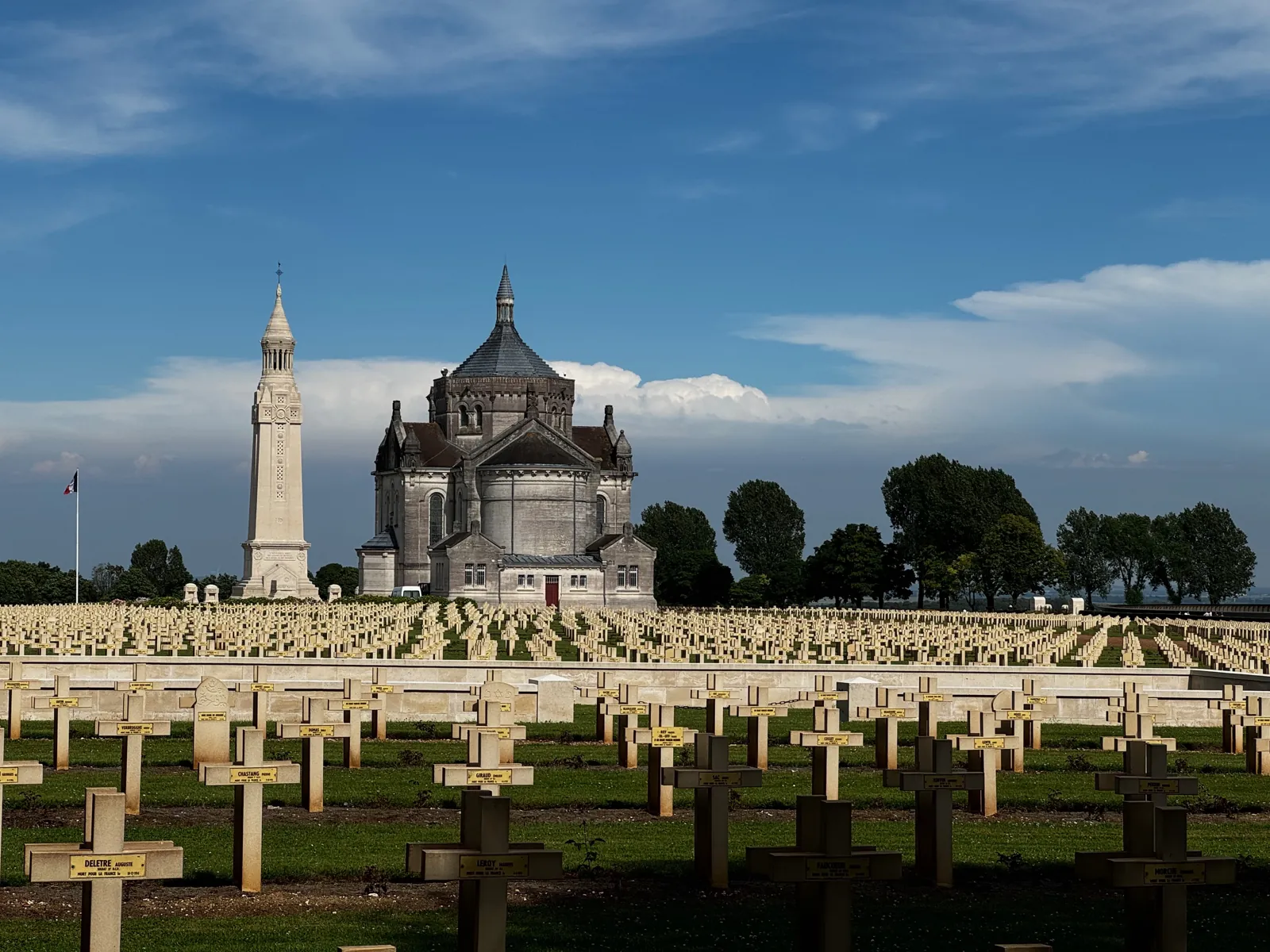 La tour-lanterne et la basilique de Notre-Dame-de-Lorette derrière les croix de la nécropole