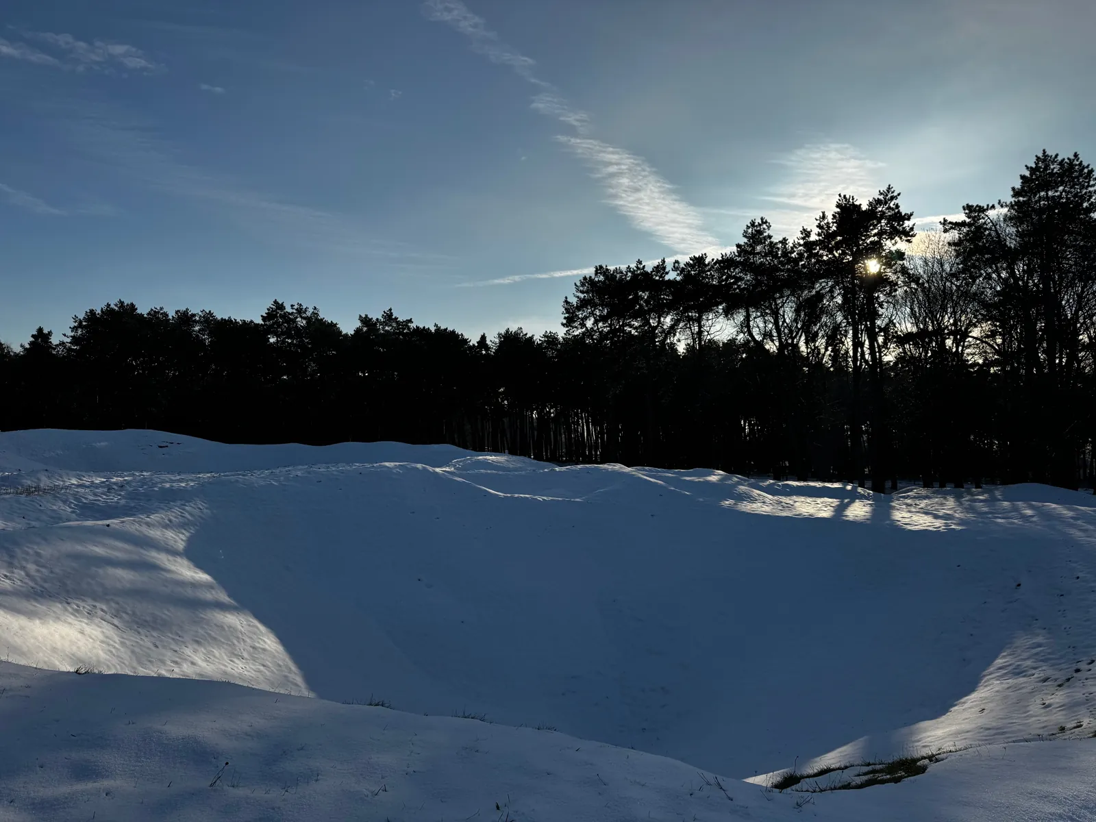 Cratères d'obus et de mines couverts de neige dans le parc de Vimy