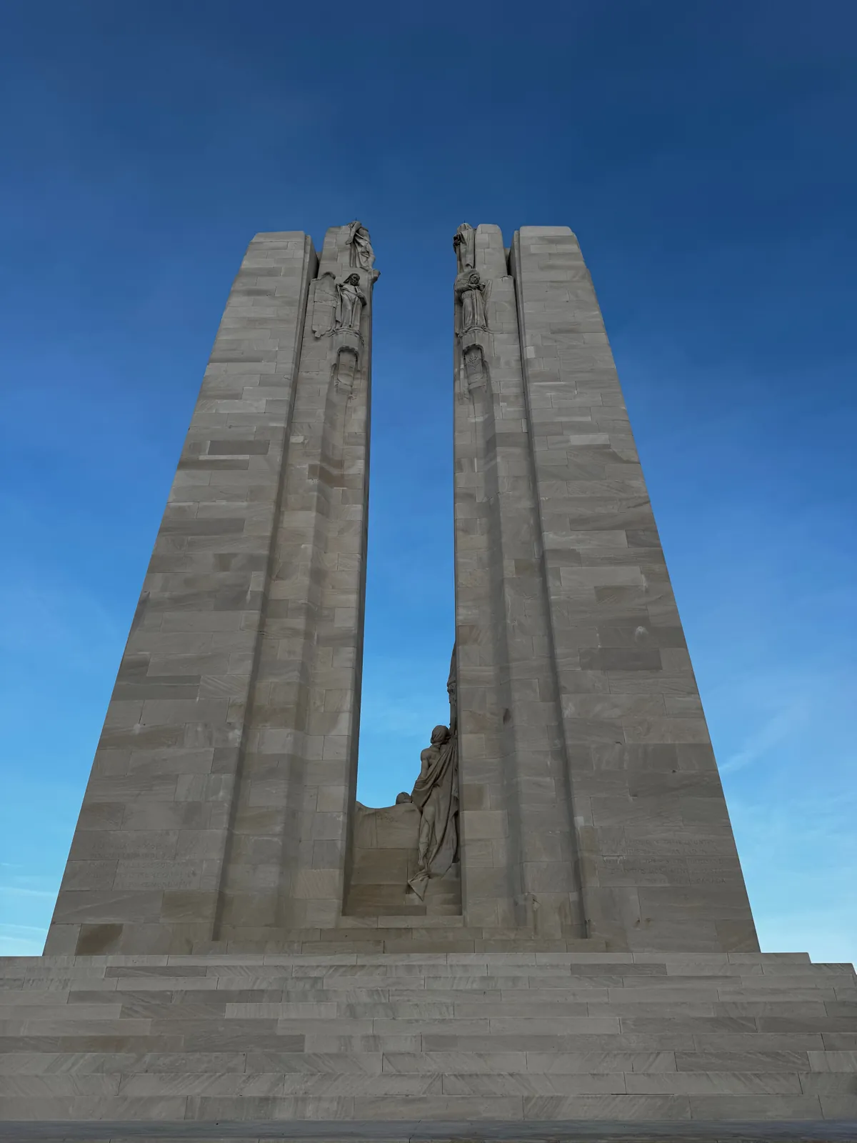 Les deux pylônes du mémorial de Vimy sur un ciel bleu