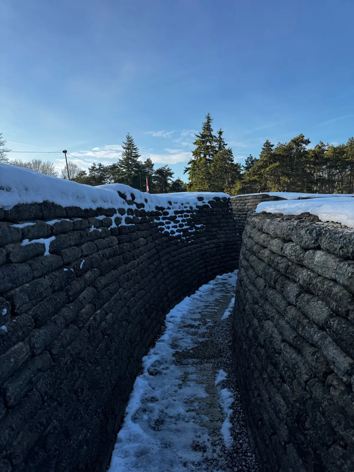 Tranchée conservée, sacs de sable en béton et neige