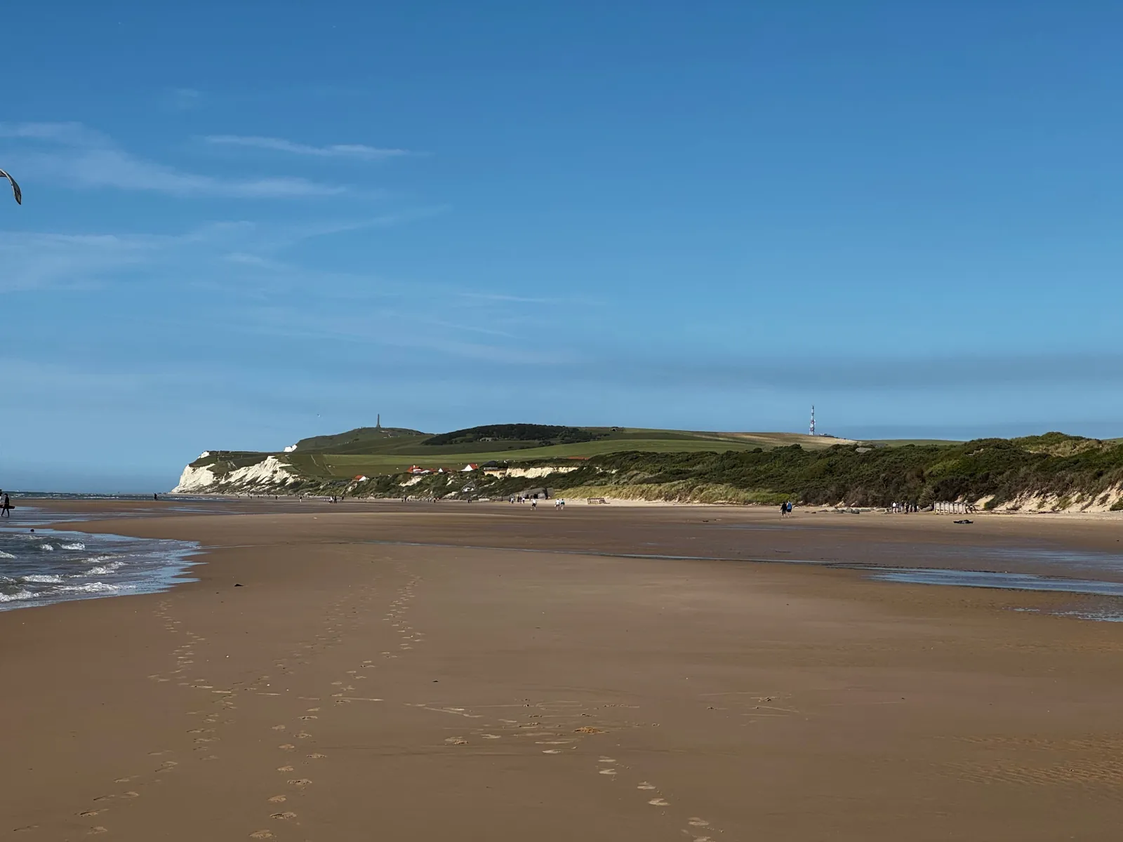 La plage de Wissant à marée basse, face aux falaises blanches du cap Blanc-Nez