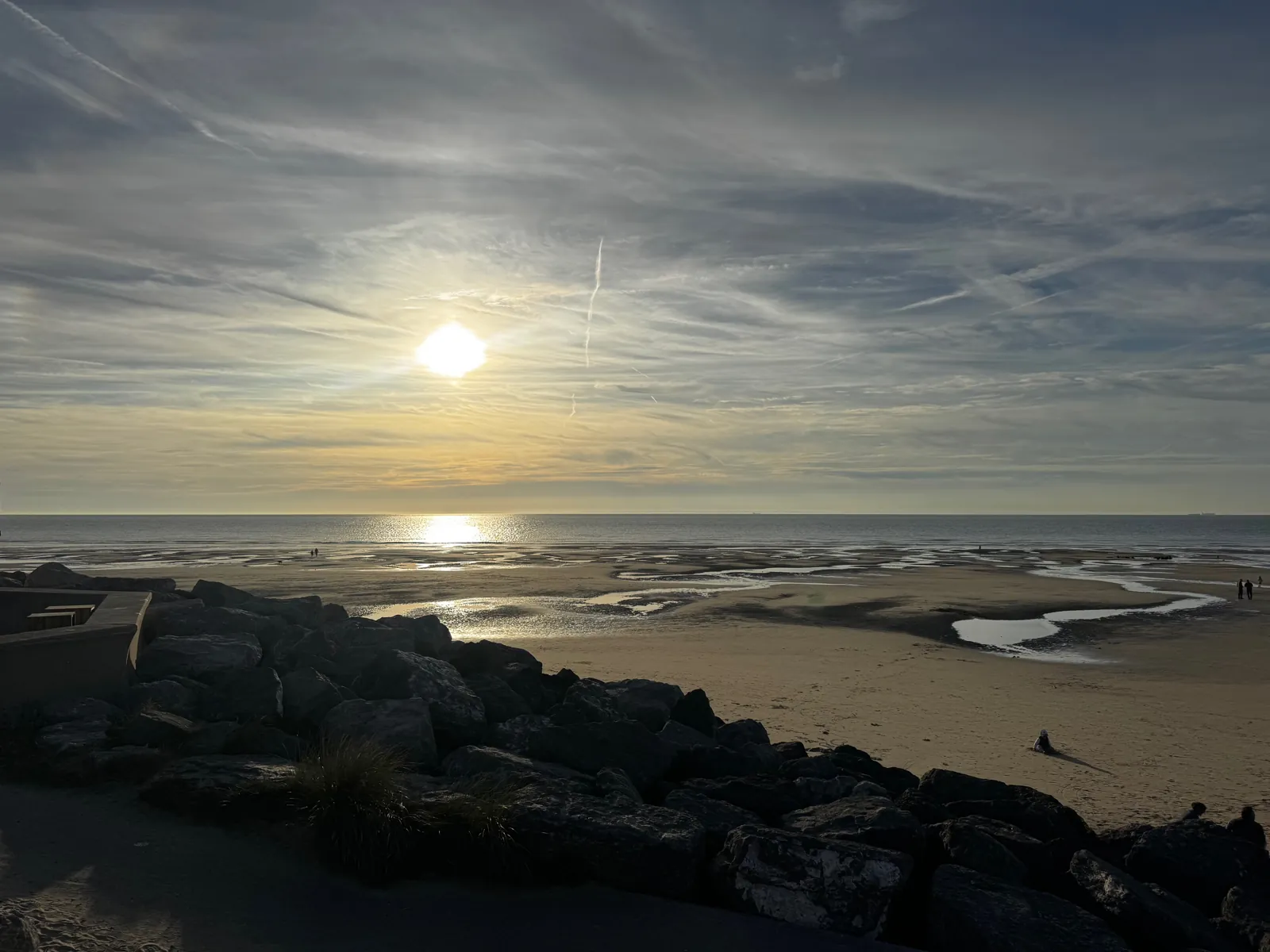 Coucher de soleil sur la baie de Wissant, reflets sur le sable mouillé