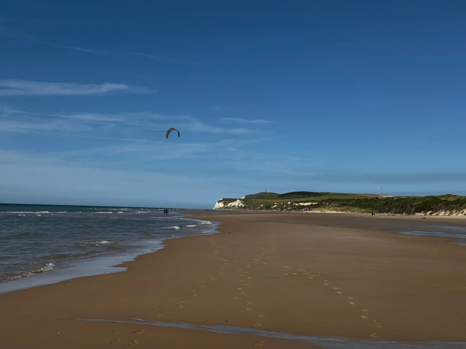 Un kitesurf au-dessus de la plage de Wissant, cap Blanc-Nez au fond