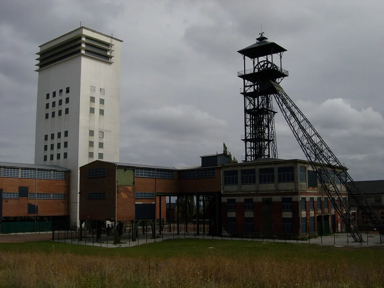 La Base 11/19 : tour en béton du puits 19 et chevalement métallique du puits 11