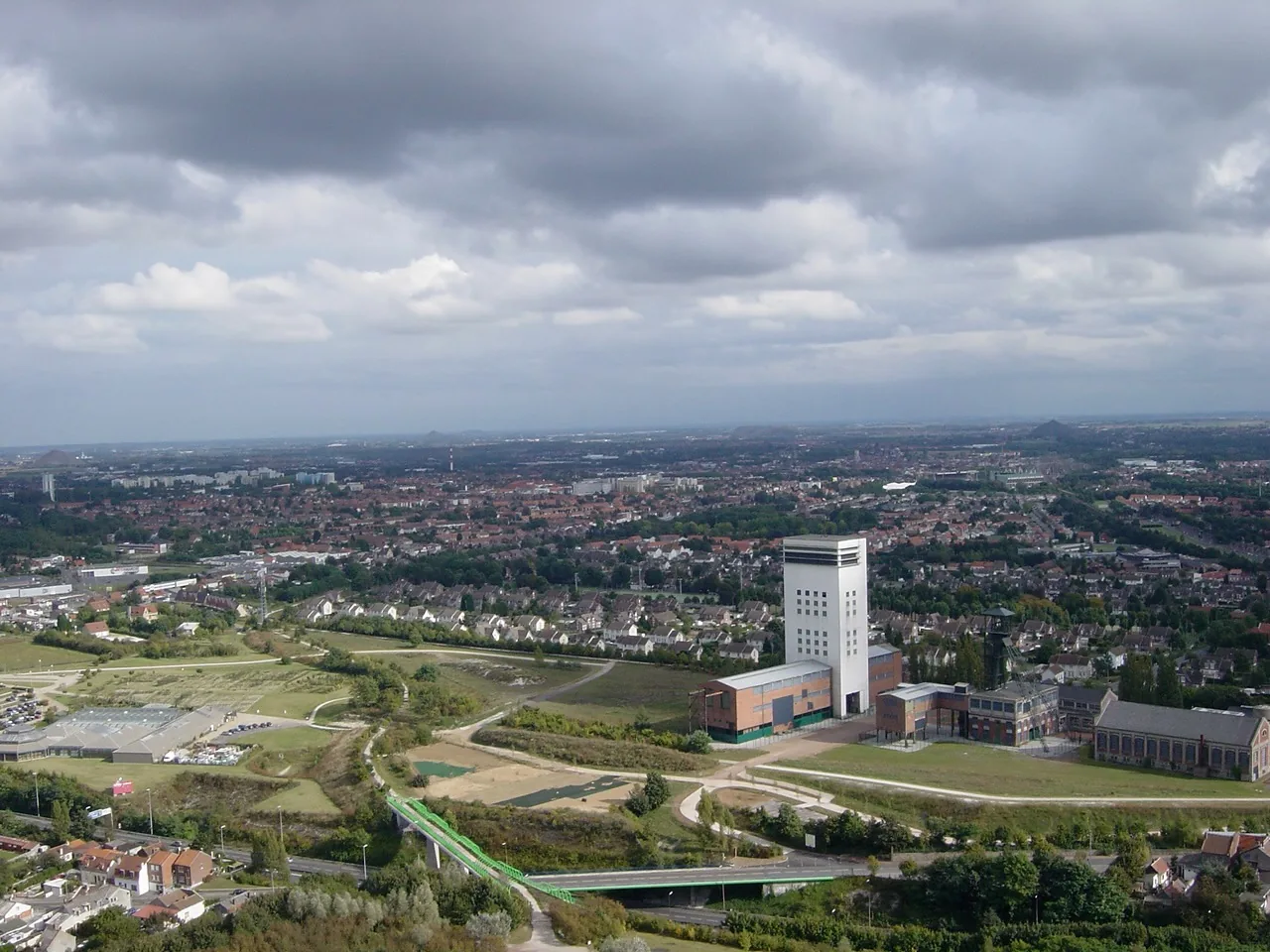La Base 11/19 et les cités vues depuis le sommet du terril