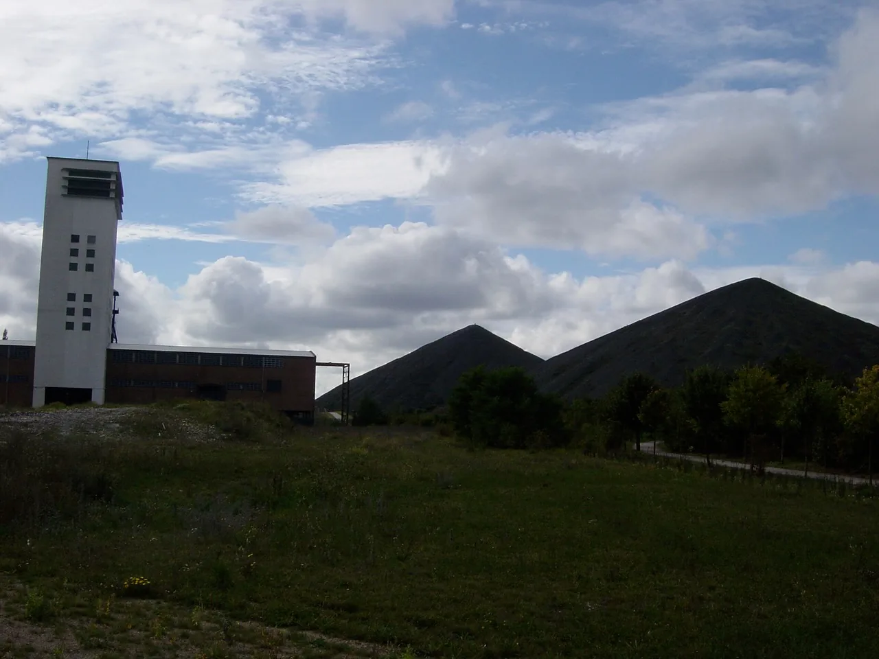 La tour d'extraction du puits 19 et les terrils jumeaux